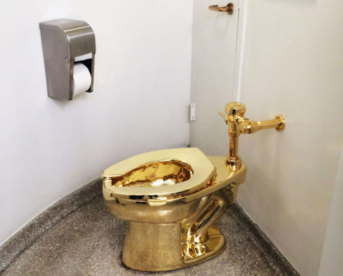 Il bagno d’oro di Maurizio Cattelan al Guggenheim di NY. Estro o provocazione?